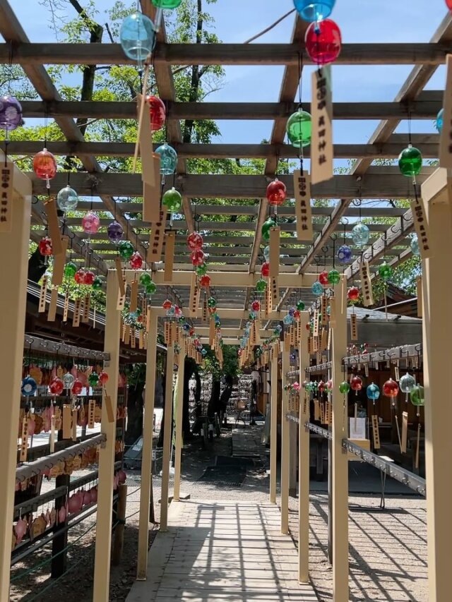 .
#上田城跡公園 内に鎮座する#眞田神社 ⛩️

#厄祓い風鈴 で、#涼 を感じてみませんか？🎐

風に揺られる軽やかな音色によって厄を祓い #夏の涼 を感じられるスポットです📷

青空とカラフルな風鈴は写真映え間違いなしです✨

#上田市 #上田城 #眞田神社 #風鈴 #厄祓い #写真映え #金魚 #カラフル #上田の夏 #夏 #長野のいいところ #ueda #nagano #summer #信州上田 #信州 #長野県 #長野県上田市