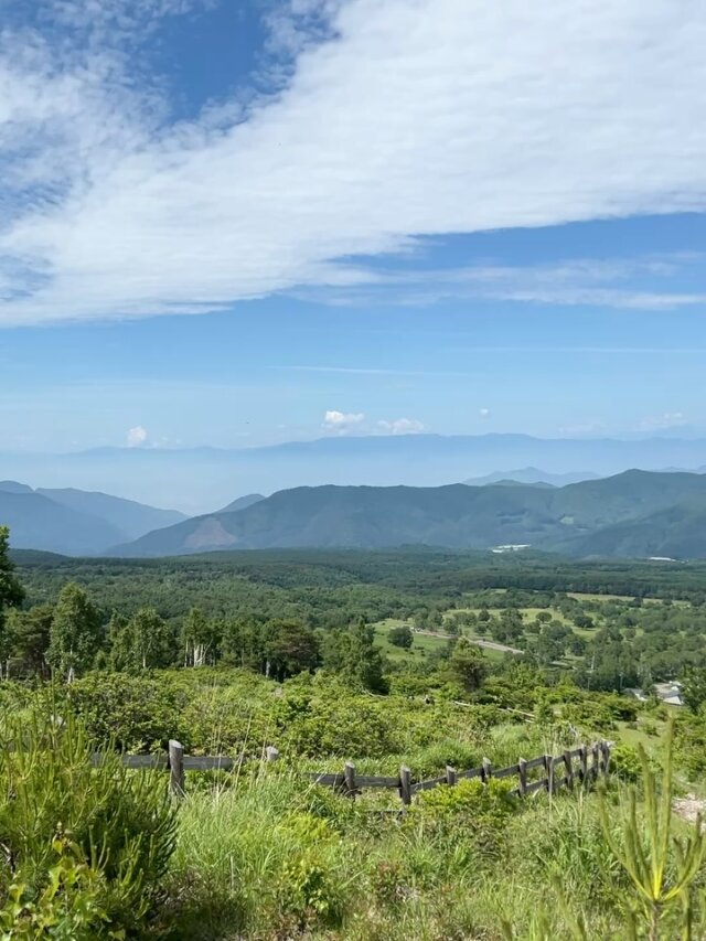 .
夏は涼しい菅平高原へ🏃‍♂️⛰️

ラグビーや陸上などのスポーツ合宿で賑わう夏の菅平ですが、避暑地として自然が好きな方にもおすすめのスポット🌳

根子岳やダボスの丘を歩いたり、おいしいグルメを味わったり、レンタサイクルをしてみたり🚲

そんな夏の菅平を満喫する1泊2日の様子を、ホームページ「うえだトリップなび」の特集記事コーナーで紹介しています💡プロフィールリンクよりご覧ください🔗
https://ueda-kanko.or.jp/blog/sugadaira/

暑すぎて外に出るのが億劫な毎日ですが、ぜひ涼やかな風を感じに菅平へお越しください🍃
ちなみに上田市には美ヶ原高原というもう一つの涼しい高原もあるので、そちらもおすすめです✨

#上田市 #長野県 #観光 #上田観光 #信州上田 #長野県上田市 #上田 #イベント #長野県観光 #長野のいいところ #日本体験 #日本写真 #visitjapanjp #japanphotography #访问日本 #日本摄影 #訪問日本 #日本攝影 #일본체험 #일본사진　#うえだ映え #菅平高原 #菅平 #根子岳 #ダボスの丘